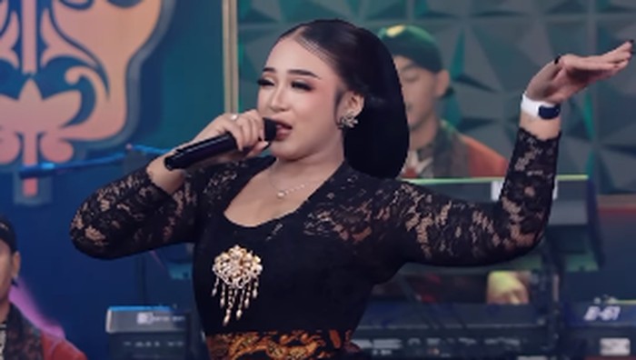 Niken Salindry menyanyikan lagu Orang yang Salah versi campursari. Berikut ini liriknya, tentang kisah asmara yang bertepuk sebelah tangan.