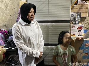 Senyum Nurin, Anak yang Bantu Ibu Jualan Usai Dikunjungi Mensos Risma