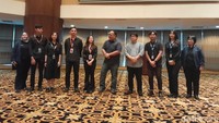 Para mahasiswa intern perwakilan TransTV, CNN Indonesia, dan detikcom bersama Operational Director of Transmedia Latif Harnoko dan Finance Director of Transmedia Warnedy di Onboarding Internship Kampus Merdeka x Transmedia di Auditorium Menara Bank Mega, Jakarta Selatan, Senin (19/2/2024). Para mahasiswa menjalani Onboarding Internship tatap muka di Auditorium Menara Bank Mega, Jakarta Selatan dan secara daring dari kantor-kantor Transmedia se-Indonesia. Foto: Trisna Wulandari/detikEdu