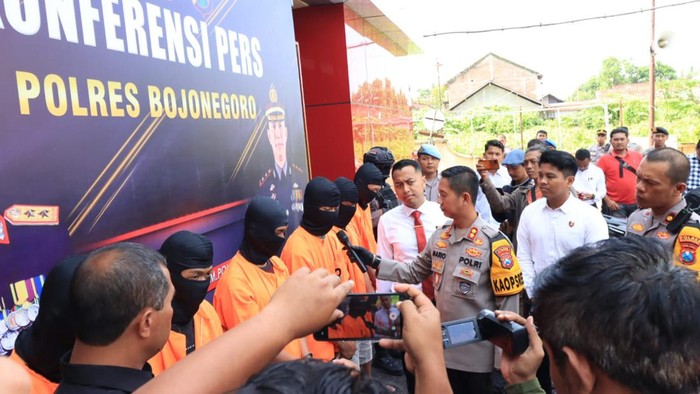 Para pelaku pengeroyokan saat dihadirkan dalam kumpa pers Polres Bojonegoro