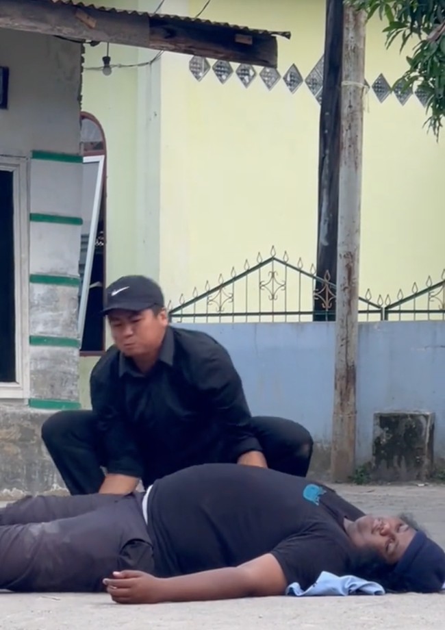 Berubah jadi Mayor Beti, selebgram Arif Muhammad juga ikut membuat parodi video viral tersebut. Kocaknya Arif malah tak kuat menggendong pria pingsan yang badannya lebih besar darinya. Ia sampai beberapa kali terjatuh saat berusaha menggendong pria tersebut. Foto: TikTok