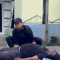 Berubah jadi Mayor Beti, selebgram Arif Muhammad juga ikut membuat parodi video viral tersebut. Kocaknya Arif malah tak kuat menggendong pria pingsan yang badannya lebih besar darinya. Ia sampai beberapa kali terjatuh saat berusaha menggendong pria tersebut. Foto: TikTok