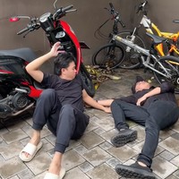 Kocak, kali ini alur video yang dibuat Aiman Ricky berbeda dengan video viral aksi Mayor Teddy. Bukannya membantu orang pingsan, Aiman justru jadi tukeran pingsan karena tak sanggup menggendong orang yang pingsan. Foto: TikTok