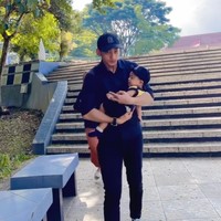 Aktor Vicky Kalea juga ikut memparodikan video Mayor Teddy. Pakai ooutfit mirip serba hitam, Vicky justru menggendong sang anak yang sedang dipangku oleh istrinya, padahal sang istrilah yang berpura-pura pingsan. Foto: TikTok