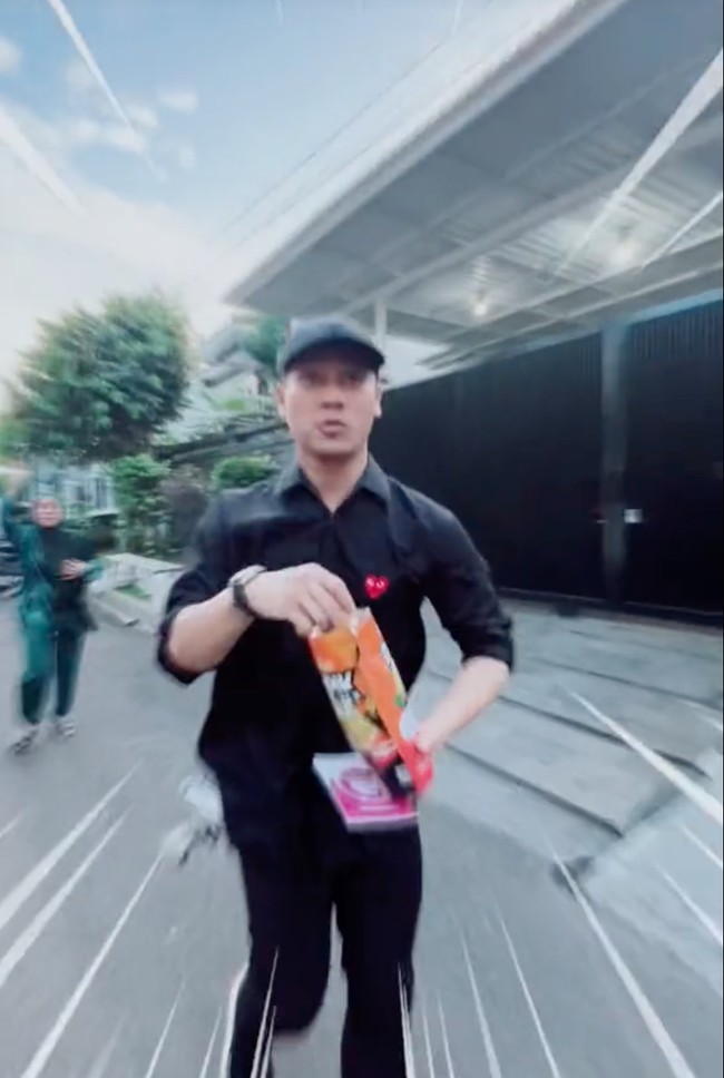 Kocak, Rizky Billar justru jadi seperti maling saat memparodikan video viral Mayor Teddy. Billar yang tiba-tiba berlari langsung merampas keripik yang sedang dinikmati oleh anak dan istrinya. Akibatnya ia pun dikejar oleh Lesti dan sang anak sambil diteriaki maling. Foto: TikTok