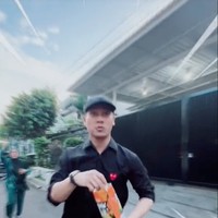 Kocak, Rizky Billar justru jadi seperti maling saat memparodikan video viral Mayor Teddy. Billar yang tiba-tiba berlari langsung merampas keripik yang sedang dinikmati oleh anak dan istrinya. Akibatnya ia pun dikejar oleh Lesti dan sang anak sambil diteriaki maling. Foto: TikTok