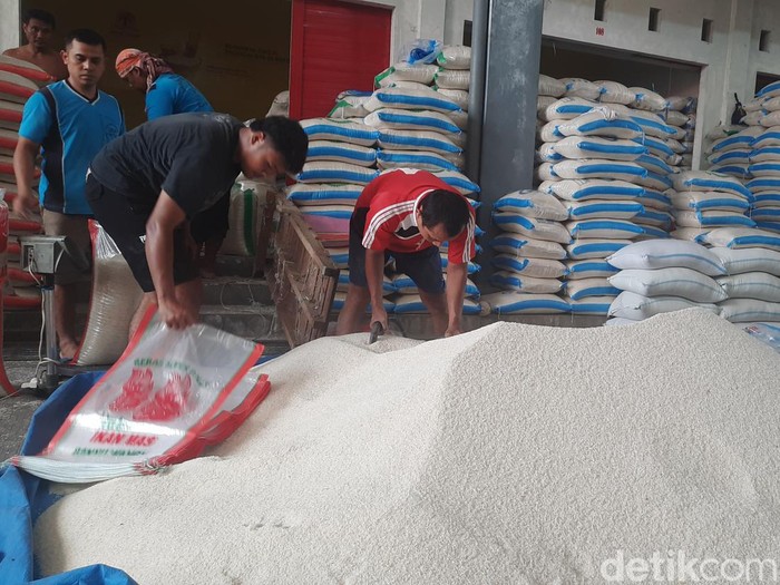 Pedagang sembako di Pasar Baru Kabupaten Kudus, Senin (19/2/2024).