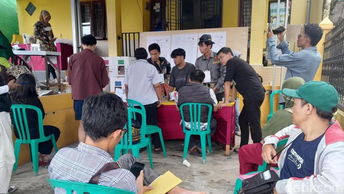 Pelaksanaan pencoblosan di TPS Bengkulu.