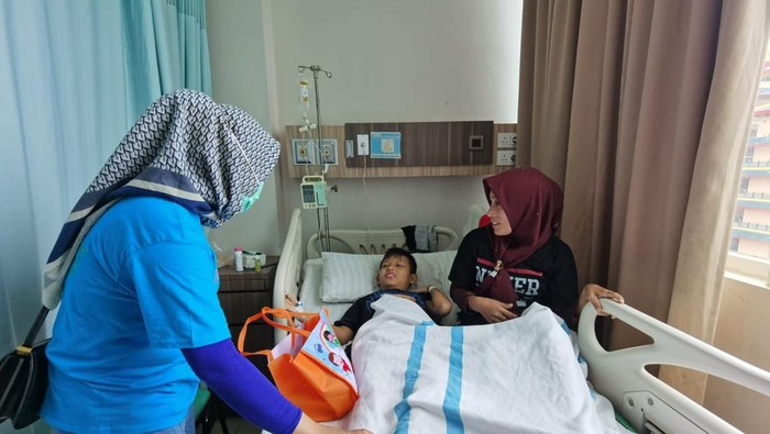 Pemberian makan siang gratis ke anak dalam rangka memperingati Hari Kanker Anak di RS Murni Teguh Medan (Foto: Dok. Smiling Kids Foundation)
