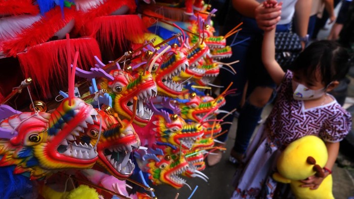 Tiga anak mengarak replika naga berukuran kecil saat pembukaan Festival Cap Go Meh di Jalan Diponegoro, Pontianak, Kalimantan Barat, Minggu (18/2/2024). Festival Cap Go Meh 2575 yang digelar pada tahun Naga Kayu selama sepekan ke depan tersebut disemarakkan dengan pentas seni dan budaya Tionghoa setempat serta pasar kuliner khas Pontianak. ANTARA FOTO/Jessica Wuysang/rwa.