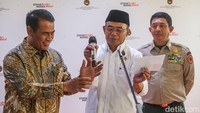 Menko PMK Muhadjir Effendy menyebut akan melanjutkan penyaluran bantuan senilai Rp 8 juta per hektare untuk petani yang mengalami gagal panen akibat banjir.