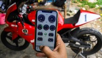 Divo Kartono (43) melakukan pengaturan melalui aplikasi pada sepeda motor listrik prototipe motoe RI-1 karyanya di bengkel Orang Senang Garage, Pondok Aren, Tangerang Selatan, Banten, Senin (19/2/2024).