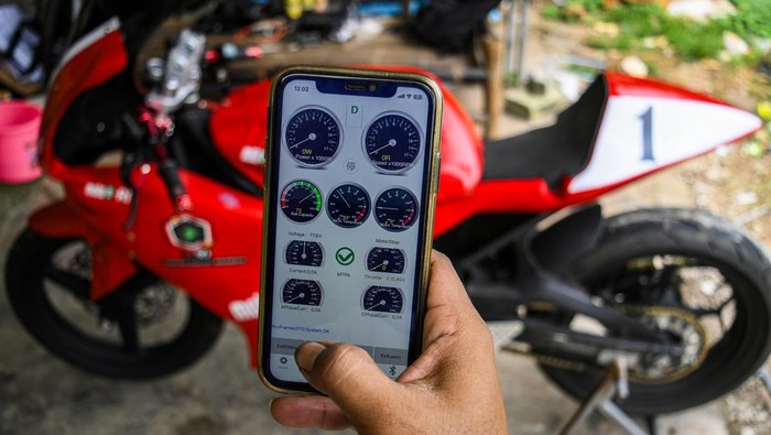 Divo Kartono (43) menguji coba sepeda motor listrik prototipe motoe RI-1 karyanya di kawasan Pondok Aren, Tangerang Selatan, Banten, Senin (19/2/2024). Sepeda motor listrik modifikasi prototipe karya anak bangsa dari rangka Honda CBR-150 tersebut mampu menempuh jarak hingga 130 kilometer dengan kecepatan rata-rata 80-100 kilometer per jam menggunakan baterai lithium ion 21 kilowatt dan memiliki top speed hingga 200 kilometer per jam. ANTARA FOTO/Sulthony Hasanuddin/aww.