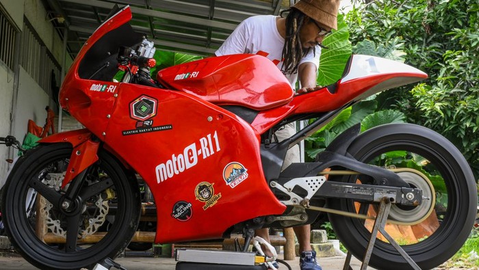Divo Kartono (43) menguji coba sepeda motor listrik prototipe motoe RI-1 karyanya di kawasan Pondok Aren, Tangerang Selatan, Banten, Senin (19/2/2024). Sepeda motor listrik modifikasi prototipe karya anak bangsa dari rangka Honda CBR-150 tersebut mampu menempuh jarak hingga 130 kilometer dengan kecepatan rata-rata 80-100 kilometer per jam menggunakan baterai lithium ion 21 kilowatt dan memiliki top speed hingga 200 kilometer per jam. ANTARA FOTO/Sulthony Hasanuddin/aww.