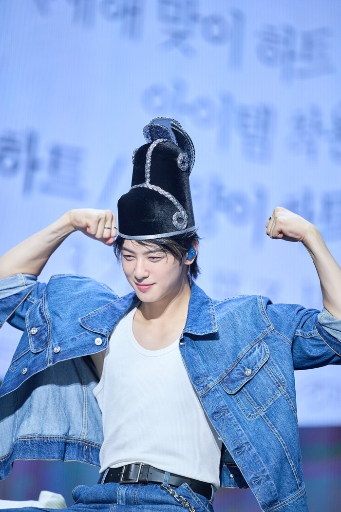 Penampilan Cha Eun Woo saat mengadakan konser solo pertamanya Penampilan Cha Eun Woo saat mengadakan konser solo pertamanya