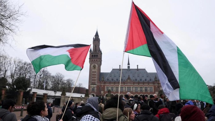 In this photo taken on January 11, 2024, pro-Palestinian demonstrators are seen on the day judges of the International Court of Justice (ICJ) heard a request for emergency measures to order Israel to halt its military actions in Gaza, in The Hague, Netherlands. © Thilo Schmuelgen, Reuters