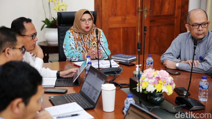 Kepala Kantor Perwakilan BI Provinsi DKI Jakarta Arlyana Abubakar memberikan keterangan pers di Jakarta, Senin (19/2/2024). Bank Indonesia( BI) mencatat jumlah jumlah pengguna Quick Response Indonesian Standard (QRIS) di Jakarta secara kumulatif hingga 2023 mencapai 5,66 juta. Secara khusus untuk 2023 pengguna QRIS bertambah 1,15 juta. Langkah ini merupakan salah satu upaya BI mengoptimalkan kinerja ekonomi digital.