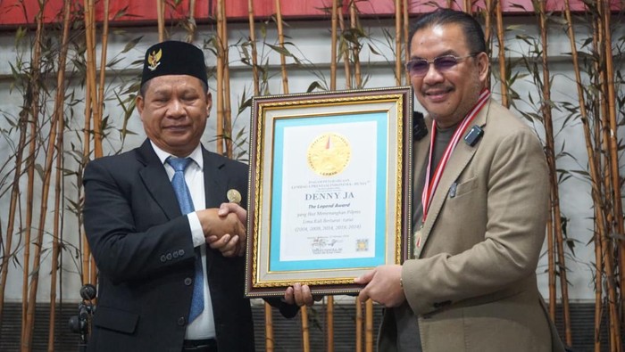 Penghargaan The Legend Award untuk Denny JA Denny JA selaku konsultan politik berhasil meraih The Legend Award dari LEPRID, atas keberhasilannya turut memenangkan presiden lima kali berturut-turut sejak 2004-2024.