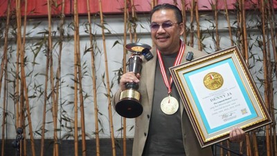 Penghargaan The Legend Award untuk Denny JA