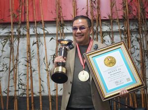 Penghargaan The Legend Award untuk Denny JA