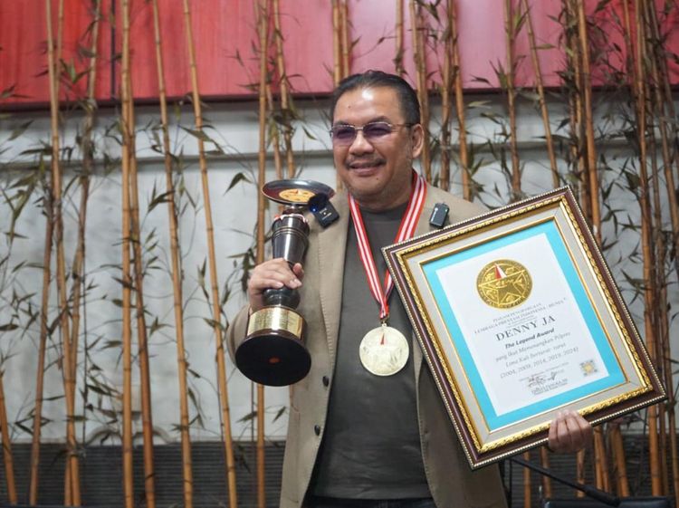 Penghargaan The Legend Award untuk Denny JA