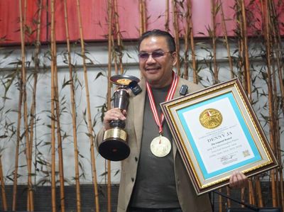Penghargaan The Legend Award untuk Denny JA