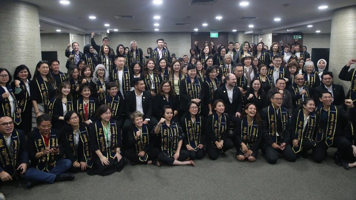 Penghargaan untuk Kinerja Tinggi Life Planners Manulife Ryan Charland, Presiden Direktur & CEO Manulife Indonesia (kiri) dan Novita Rumngangun Wakil Presiden Direktur dan GM Agency Manulife Indonesia (kanan), meluncurkan program Manulife Pro di Jakarta, Senin (19/01/2024).