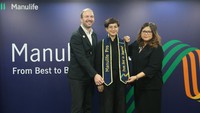 Ryan Charland, Presiden Direktur & CEO Manulife Indonesia (kiri) dan Novita Rumngangun Wakil Presiden Direktur dan GM Agency Manulife Indonesia (kanan), meluncurkan program Manulife Pro di Jakarta, Senin (19/01/2024). 