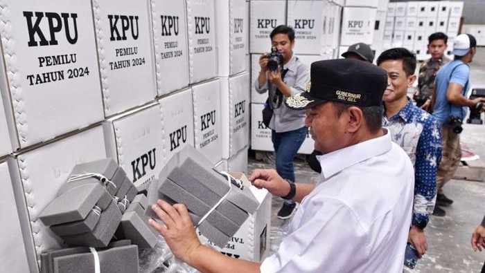 Penjabat Gubernur Sulsel Bahtiar Baharuddin mengecek kesiapan stok logistik pemilu 2024 di sejumlah daerah