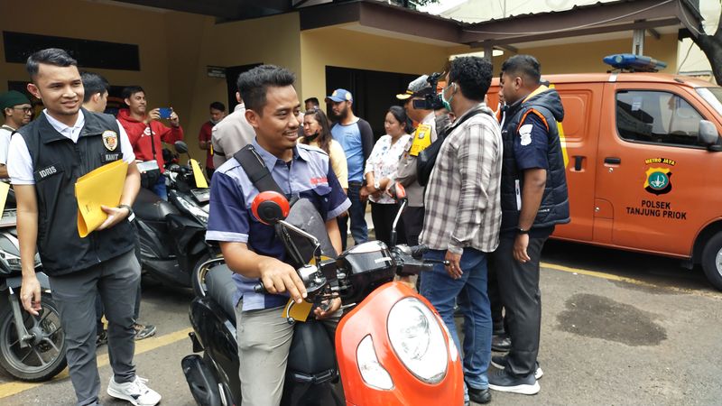 Penyerahan motor yang sempat dicuri kepada pemiliknya di Polsek Tanjung Priok (Tina/detikcom)