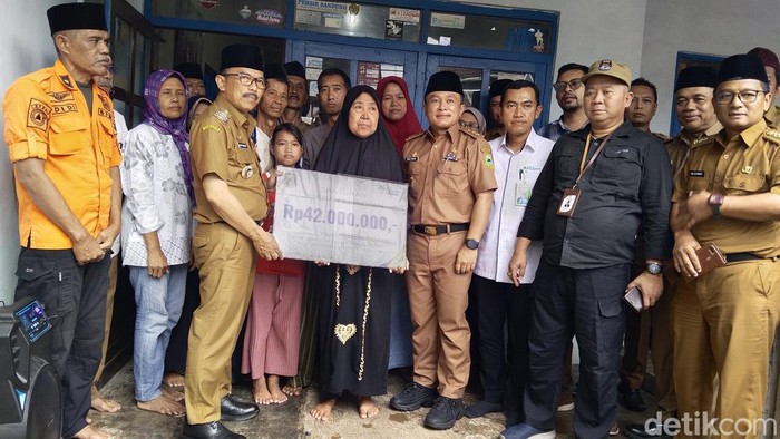 Penyerahan santunan untuk keluarga mendiang Yayan Risdianto.