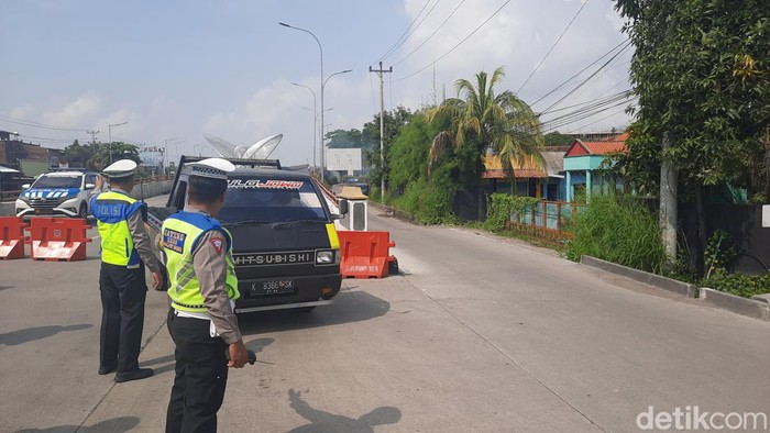 Petugas kepolisian saat berjaga di jalur depan Terminal Kudus menuju Demak, Sabtu (19/2/2024).