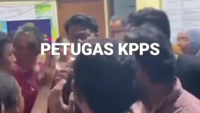 Petugas KPPS di Medan cekcok akibat pemotongan gaji (Istimewa/Tangkapan layar video viral) Petugas KPPS di Medan cekcok akibat pemotongan gaji (Istimewa/Tangkapan layar video viral)