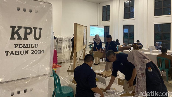 Petugas sedang menyortis formulir C1-PPWP.