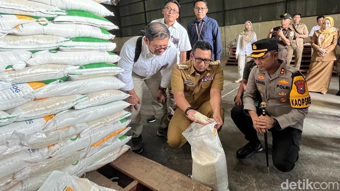 PJ Wali Kota Mojokerto cek stok beras di Gudang Bulog.