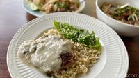 Terakhir ada hidangan Mama’s Loco (Rp 48.000) yang merupakan hidangan nasi butter yang creamy dan gurih dipadukan dengan beef patty yang legit. Foto: detikFood