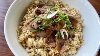 Lalu ada menu Oriental Beef Tongue (Rp 60.000). Ciri khas utamanya terletak pada irisan lidah sapinya yang tidak alot sama sekali. Foto: detikFood