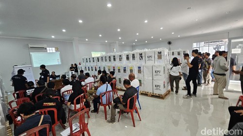 Pleno penghitungan suara tingkat PPK di gudang KPU Klungkung, Senin (19/2/2024). (Putu Krista/detikBali).