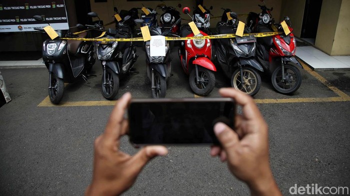 Polisi Amankan 12 Sepeda Motor Hasil Curian Polsek Tanjung Priok, Jakarta Utara, berhasil mengungkap kasus Curanmor. 12 Sepeda motor diamankan dan 2 tersangka ditangkap.