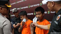 Dari 4 pelaku, pihak kepolisian berhasil menangkap 2 diantaranya. Kedua pelaku ini berperan sebagai eksekutor dan pembawa motor.  