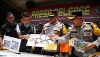 Kapolres Jakarta Utara Kombes Gidion Arif Setyawan melakukan rilis pencurian motor di Polsek Tanjung Priok, Jakarta Utara, Senin (19/1/2023).
