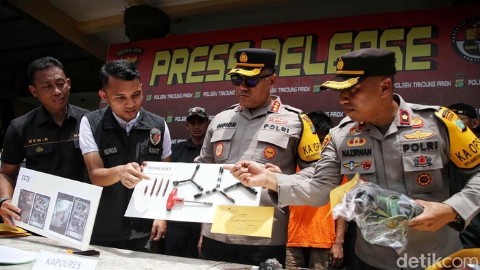 Polsek Tanjung Priok, Jakarta Utara, berhasil mengungkap kasus Curanmor. 12 Sepeda motor diamankan dan 2 tersangka ditangkap.