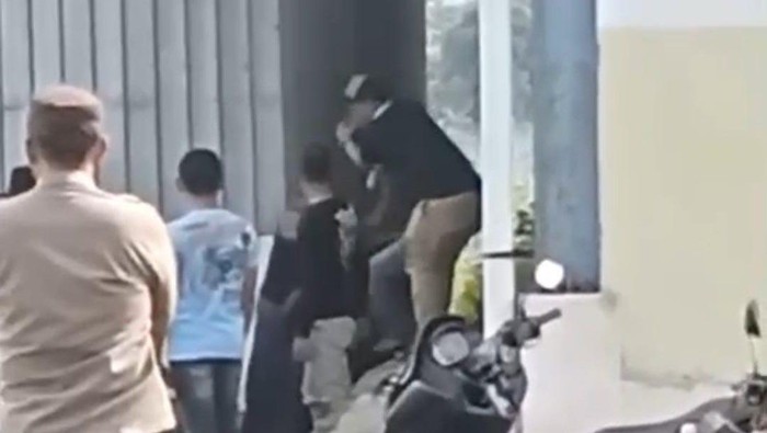 Polisi mengamankan dua yang masuk tanpa izin gudang logistik pemilu di Sokobanah Sampang