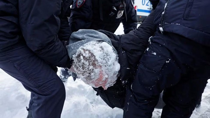 Police officers detain a man during a gathering in memory of Russian opposition leader Alexei Navalny near the Wall of Grief monument to the victims of political repressions in Moscow, Russia February 17, 2024. REUTERS/Stringer Purchase Licensing Rights