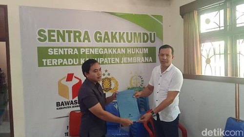 Komang Suartika alias Mang Bole saat melaporkan dugaan politik uang di Bawaslu Jembrana, Senin (19/2/2024). (I Putu Adi Budiastrawan/detikBali).