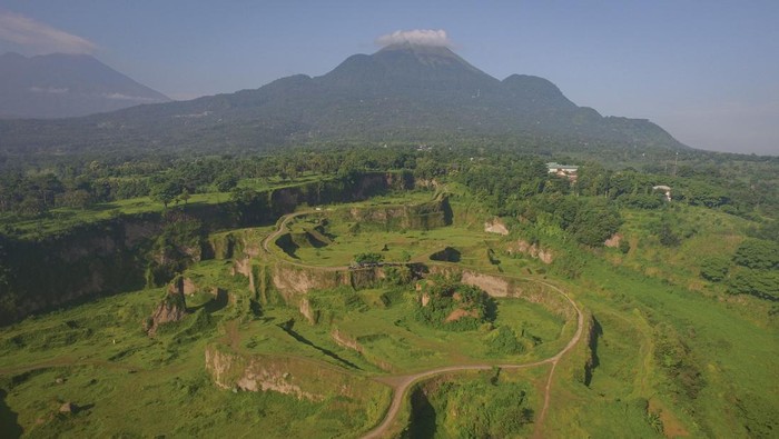 Potensi wisata bekas galian tambang pasir Foto udara suasana Lembah Diyeng di Gempol, Pasuruan di Gresik, Jawa Timur, Senin (19/2/2024). Lahan bekas tambang pasir seluas 10 hektare tersebut banyak dikunjungi warga dan menjadi potensi wisata alam baru bagi warga Pasuruan dan sekitarnya. ANTARA FOTO/Rizal Hanafi/Spt.