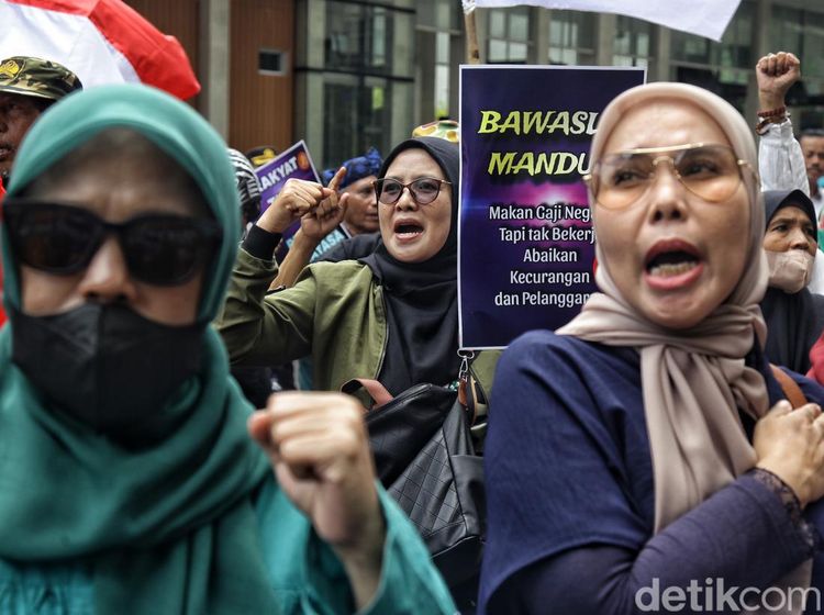 Potret Aksi di Depan Bawaslu Tolak Pemilu Curang