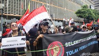 Massa aksi demo ini dominan mengenakan pakaian berwarna hitam.
