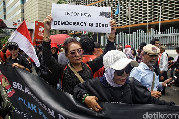 Massa dari berbagai elemen masyarakat melakukan aksi unjuk rasa di depan Gedung Bawaslu RI Jl Thamrin Jakarta, Senin (19/2/2024).