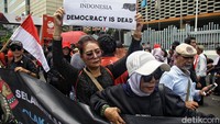 Massa juga membawa poster-poster dengan tulisan ketidakpuasan terhadap Pemilu 2024 dan membawa bendera merah putih.